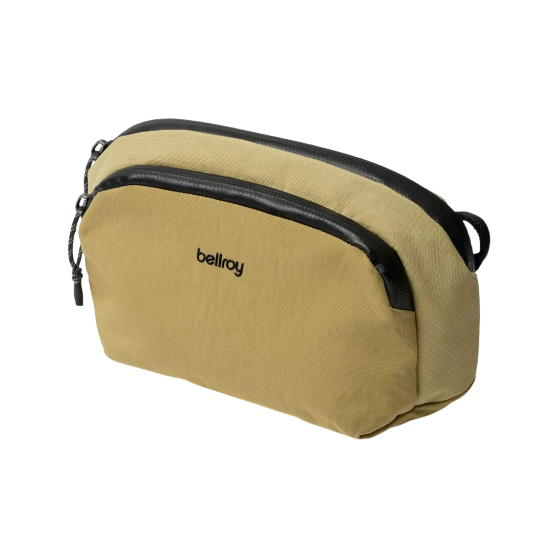 Bellroy gelbe Kulturtasche mit schwarzem Reißverschluss auf weißem Hintergrund