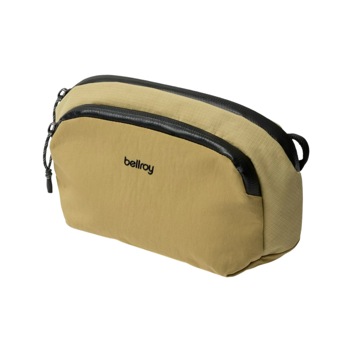 Bellroy gelbe Kulturtasche mit schwarzem Reißverschluss auf weißem Hintergrund