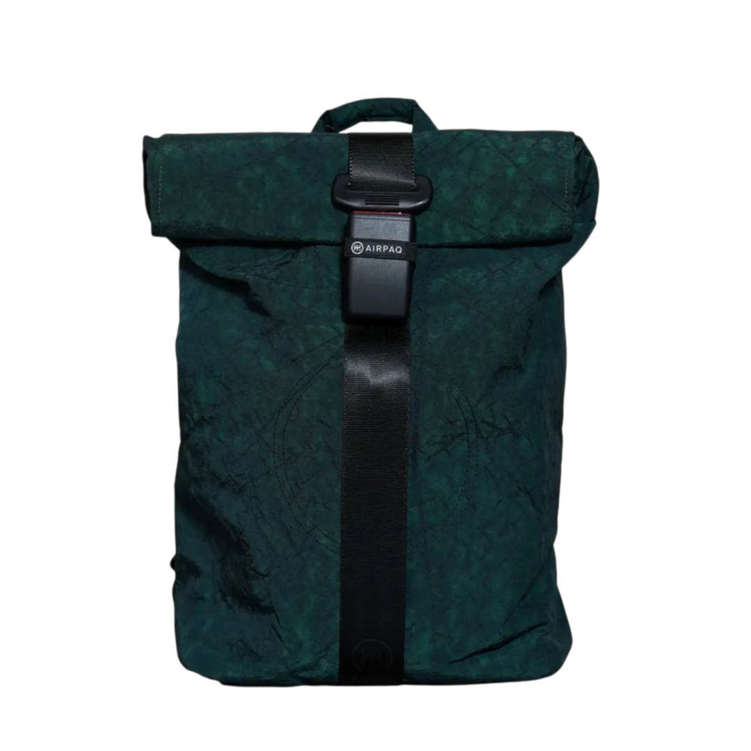 Grüner Airpaq Rolltop Rucksack mit schwarzem Gurt auf schwarzem Hintergrund