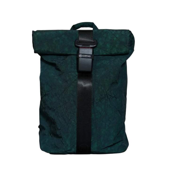 Grüner Airpaq Rolltop Rucksack mit schwarzem Gurt auf schwarzem Hintergrund