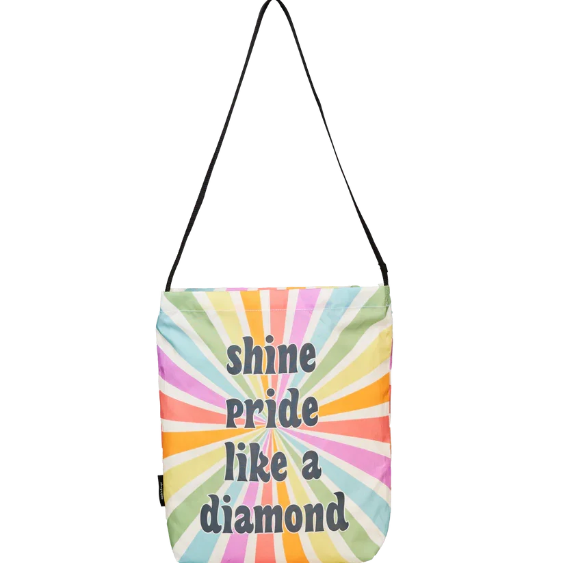 Bunte Pride-Umhängetasche mit Regenbogenmuster und Text 'shine pride like a diamond'.