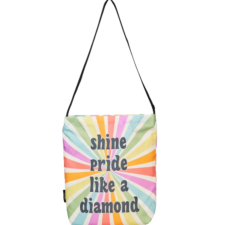 Bunte Pride-Umhängetasche mit Regenbogenmuster und Text 'shine pride like a diamond'.