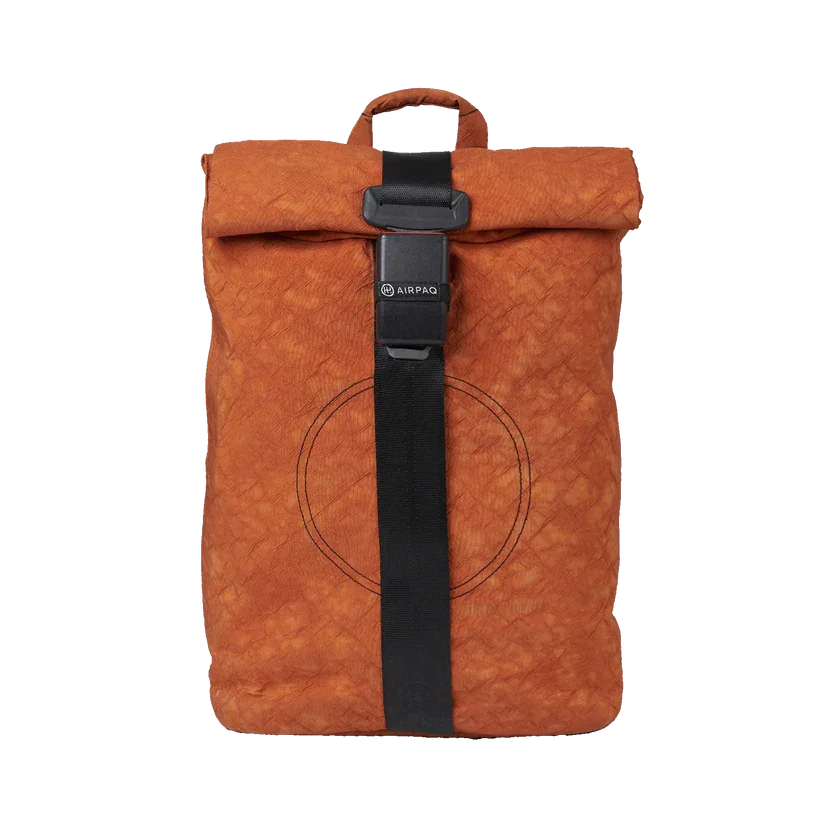 Rolltop Rucksack orange mit schwarzem Verschluss, minimalistisches Design, Airpaq Logo