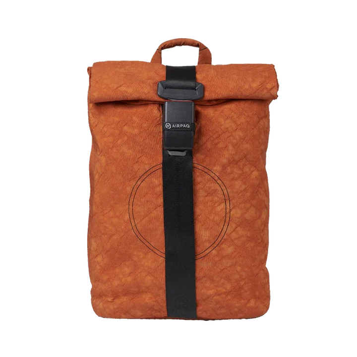 Rolltop Rucksack orange mit schwarzem Verschluss, minimalistisches Design, Airpaq Logo