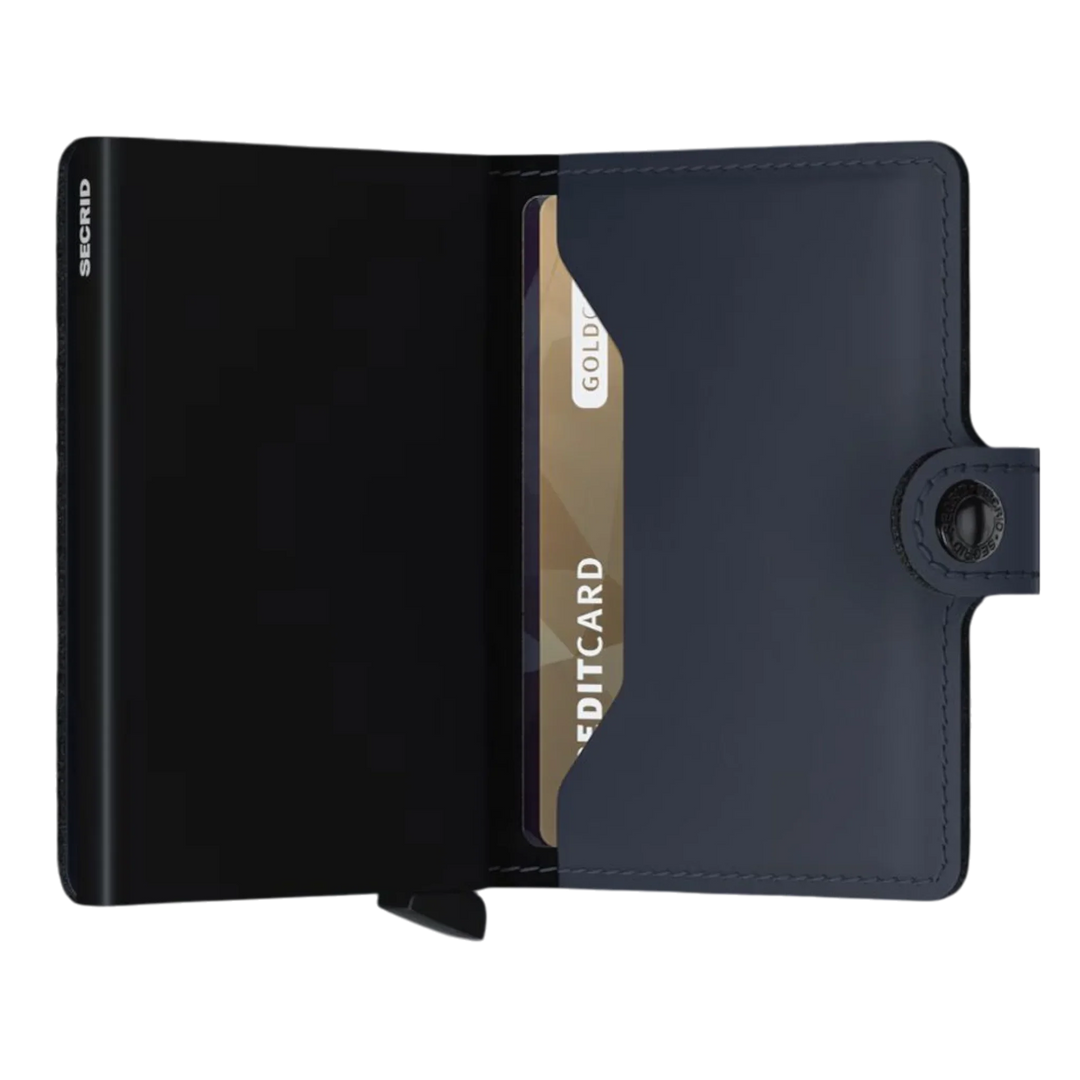 Geöffnete Secrid Geldbörse in Dunkelblau mit Kreditkarte sichtbar