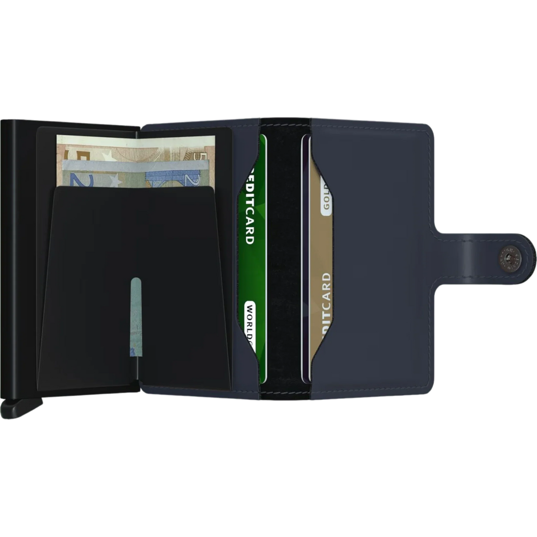 Offene blaue Geldbörse mit Geldscheinen und Kreditkartenfächern auf schwarzem Hintergrund