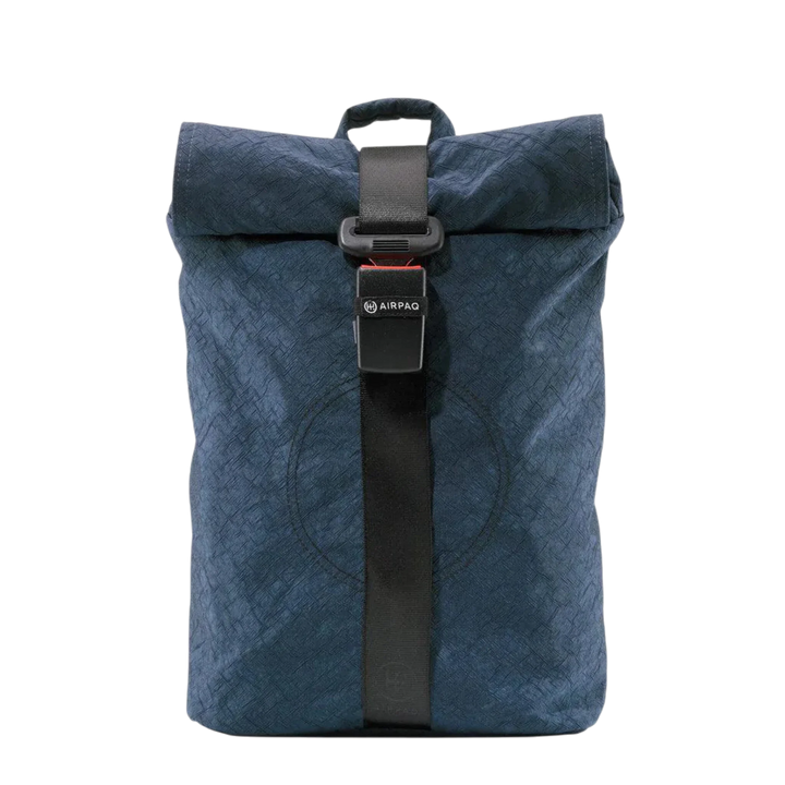 Blauer Rolltop-Rucksack Airpaq mit schwarzem Gurt und Schnalle, nachhaltiges Design