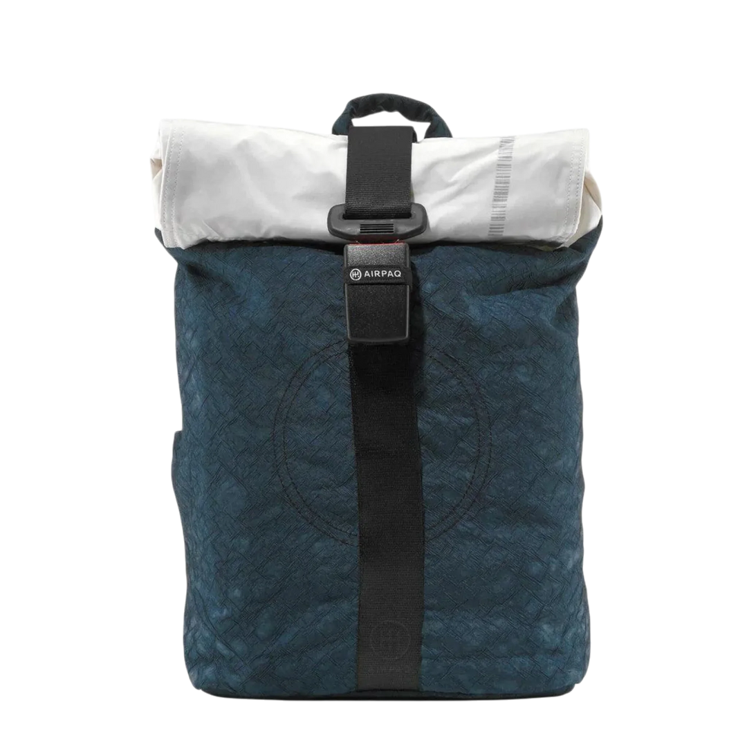 Rolltop Rucksack Airpaq blau mit weißer Rolle, nachhaltiger Urban Backpack