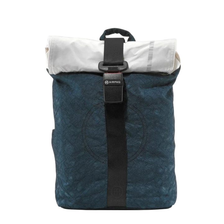Rolltop Rucksack Airpaq blau mit weißer Rolle, nachhaltiger Urban Backpack