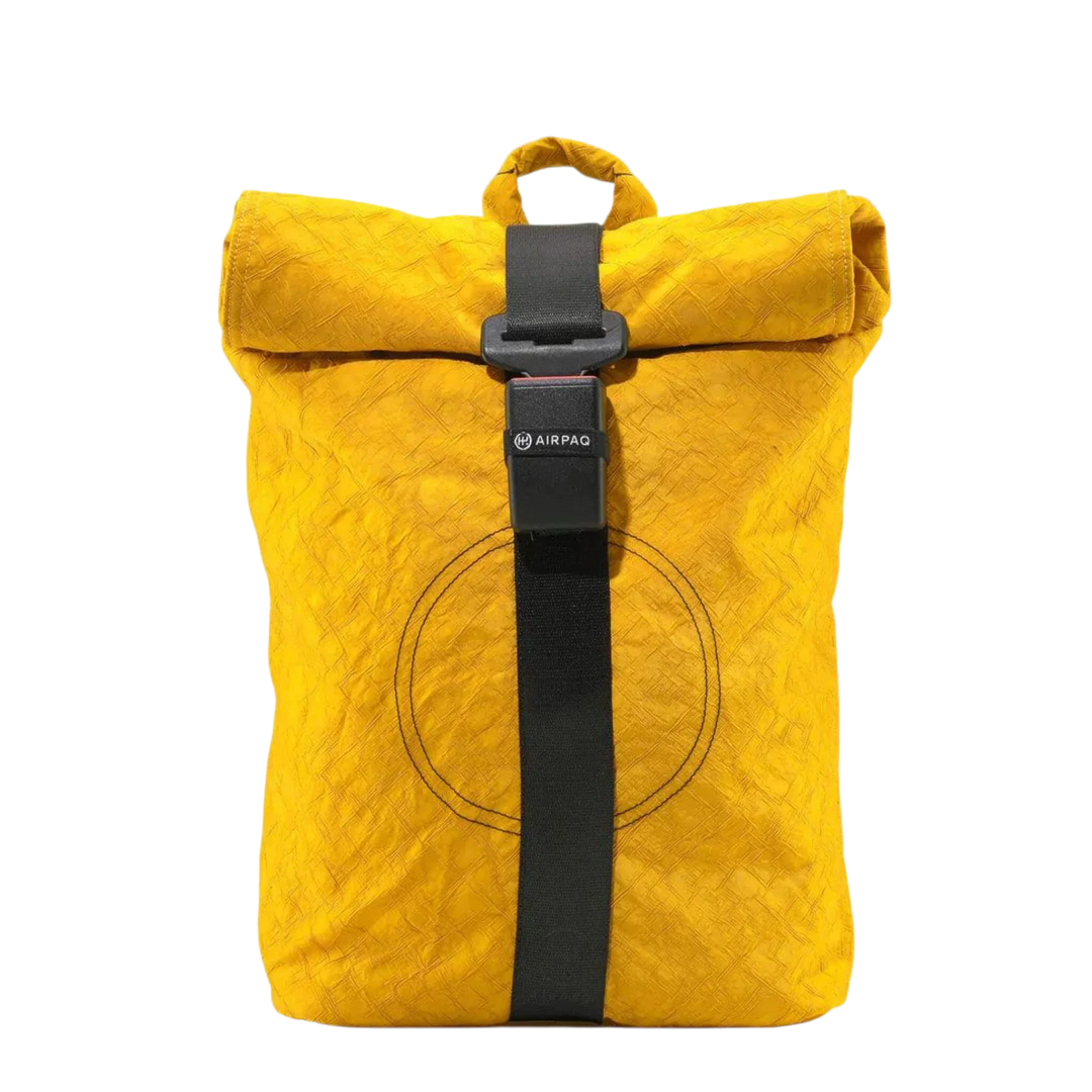 Gelber Rolltop Rucksack Airpaq mit schwarzem Gurt und Schnalle, nachhaltiges Design