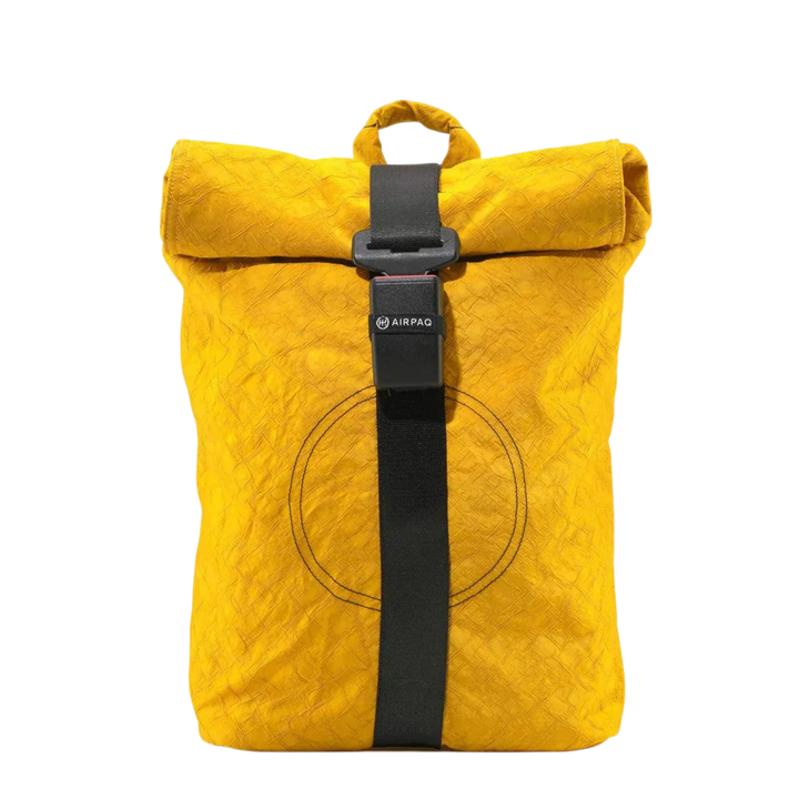 Gelber Rolltop Rucksack Airpaq mit schwarzem Gurt und Schnalle, nachhaltiges Design