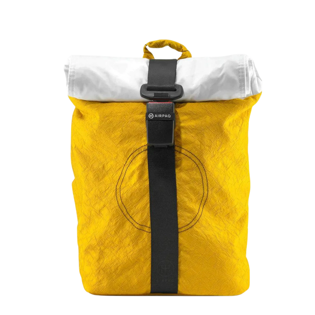 Gelber Rolltop-Rucksack Airpaq mit weißem Umschlag und schwarzem Verschluss vorne