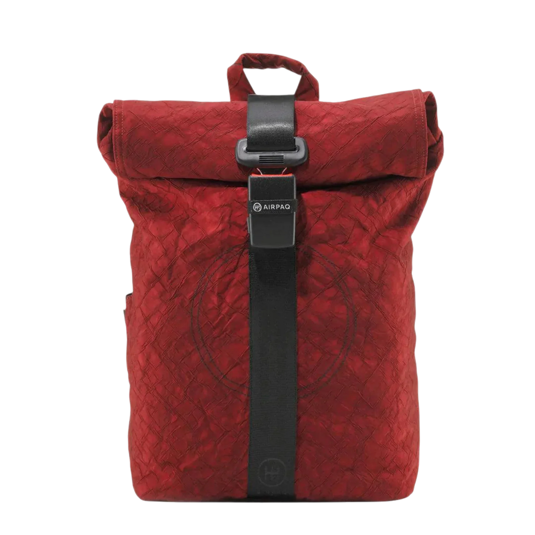 Roter Airpaq Rolltop Rucksack mit schwarzem Gurt und Clip-Verschluss, frontal abgebildet