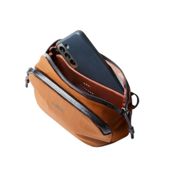 Braune Bellroy Venture Pouch Organizer mit Smartphone, Reißverschluss und Fächern