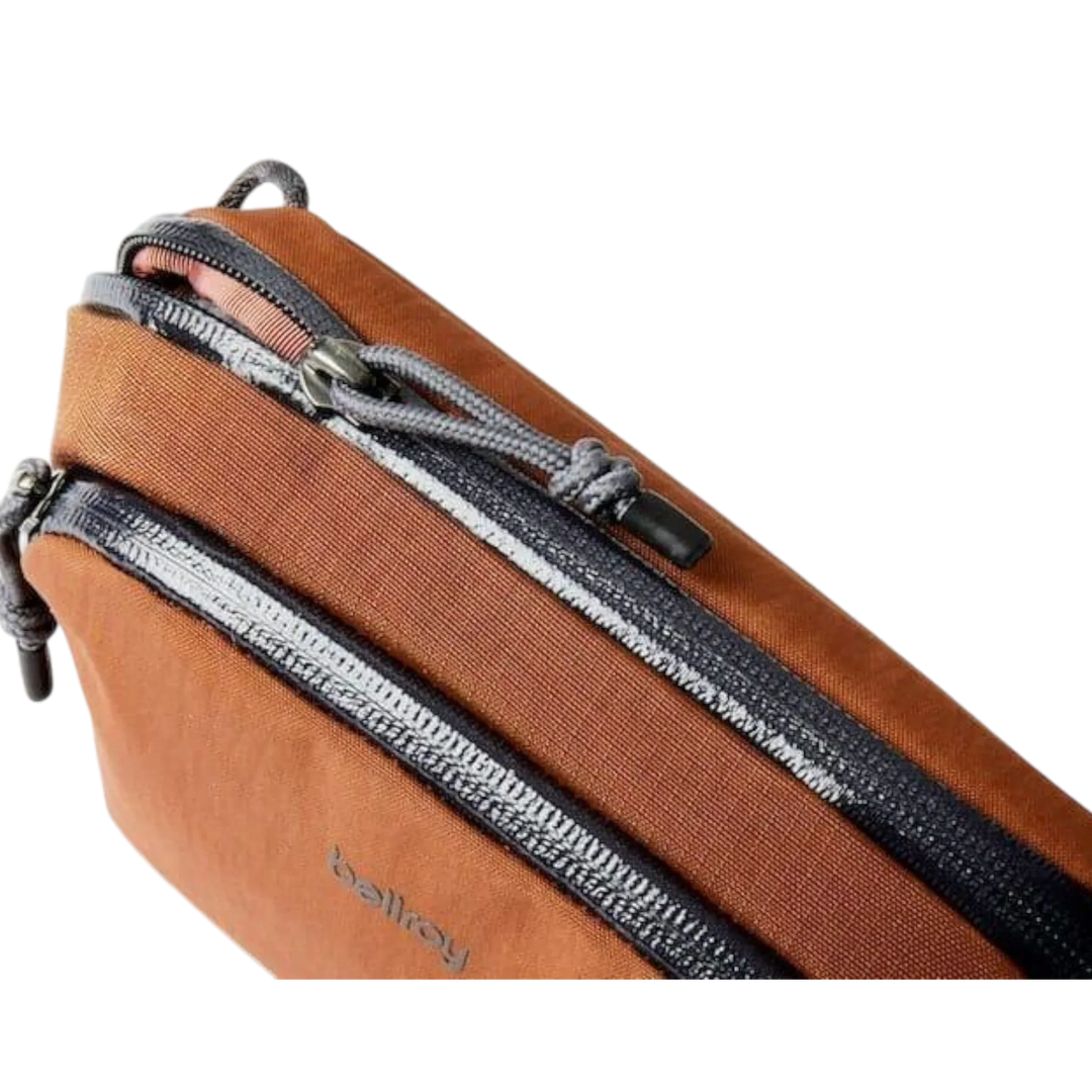 Braune Bellroy Venture Pouch Organizer Tasche mit doppeltem Reißverschluss, Nahaufnahme