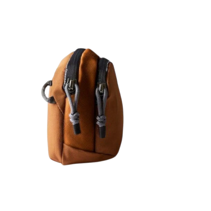 Braune Bellroy Venture Pouch Organizer Tasche mit zwei Zippern und grauen Kordeln, freigestellt