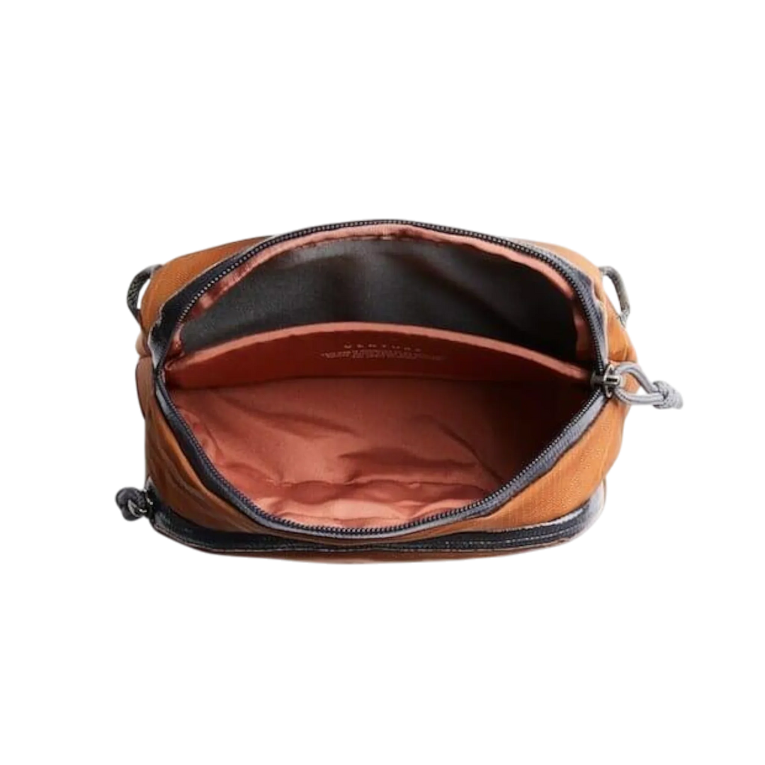 Offene braune Bellroy Venture Pouch Organizer Tasche mit Reißverschluss auf schwarzem Hintergrund