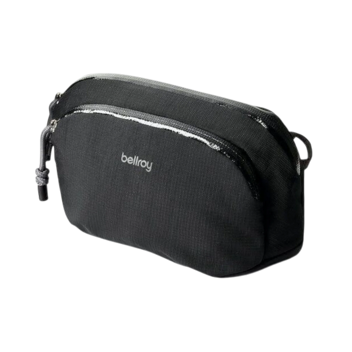 Bellroy Venture Pouch Organizer in Schwarz mit Reißverschluss auf schwarzem Hintergrund