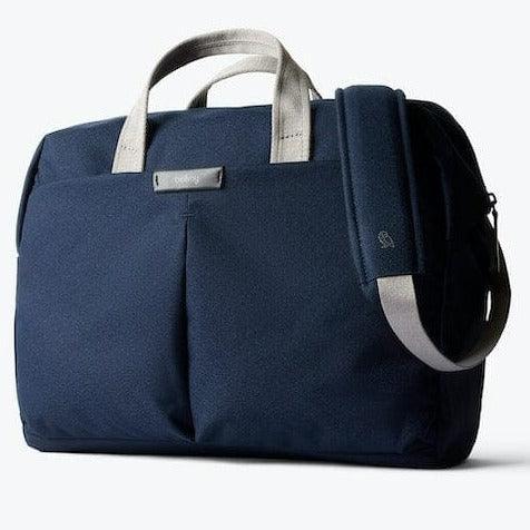 Blauer Bellroy Tokyo Work Bag Rucksack mit grauen Henkeln auf weißem Hintergrund